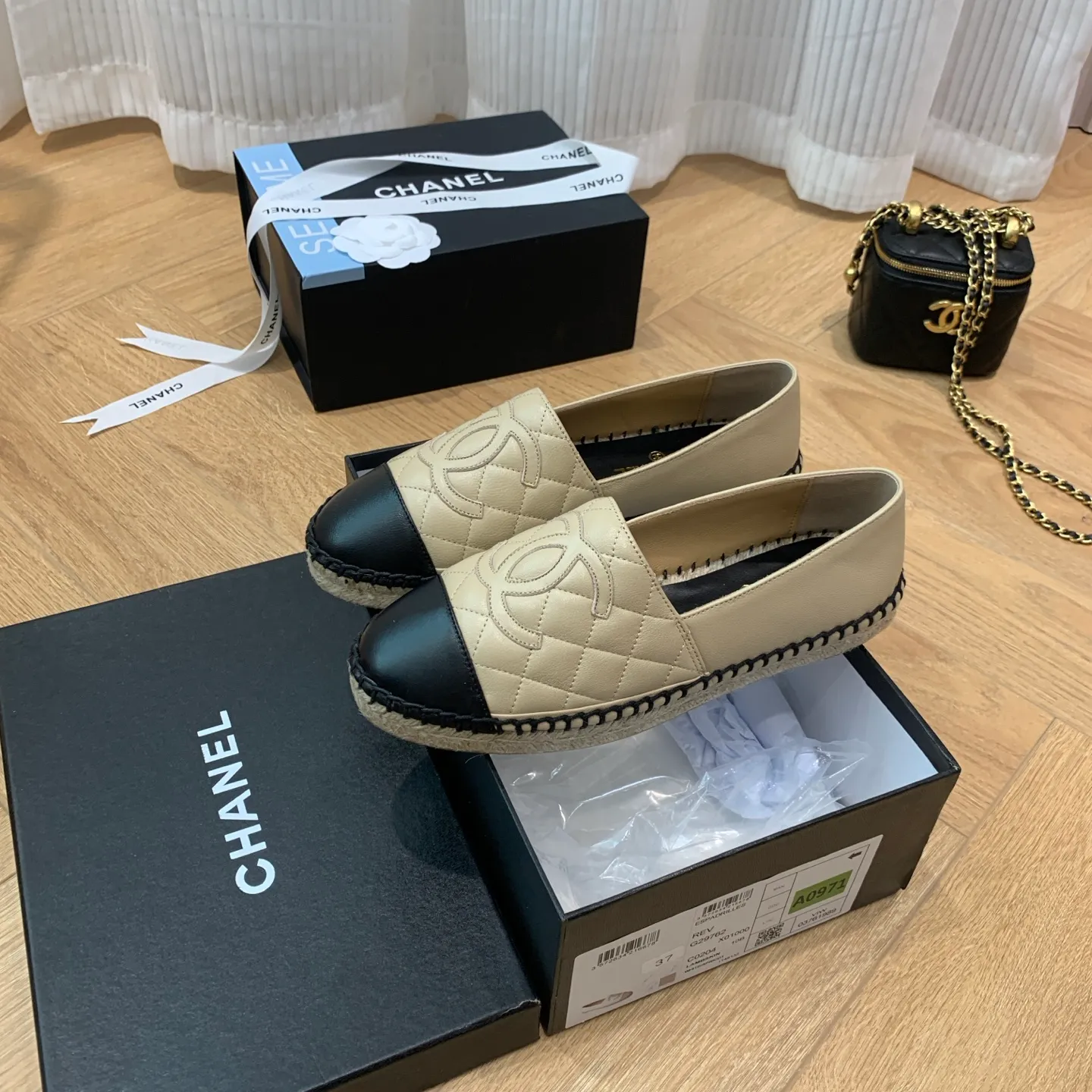 👟👟Ex-factory price 480👟👟 👑New colors are coming ✌️The new version of Chanel fisherman shoes is coming❗️Delivered in a complete set of top-notch packaging. The quality of my fisherman shoes has not been introduced much, everyone who has tried it knows it! The original customized upper, and my outsole is the original translucent outsole, the opaque outsole is the wrong version, full set of authentic packaging ❗️ size: 35-40, running price